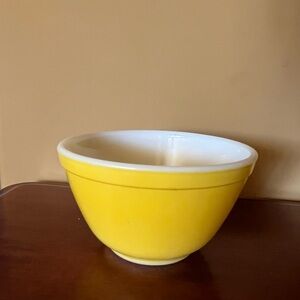 Vintage Pyrex 401 1.5 Qt Mixing Bowl Yellow from Sunflower Set